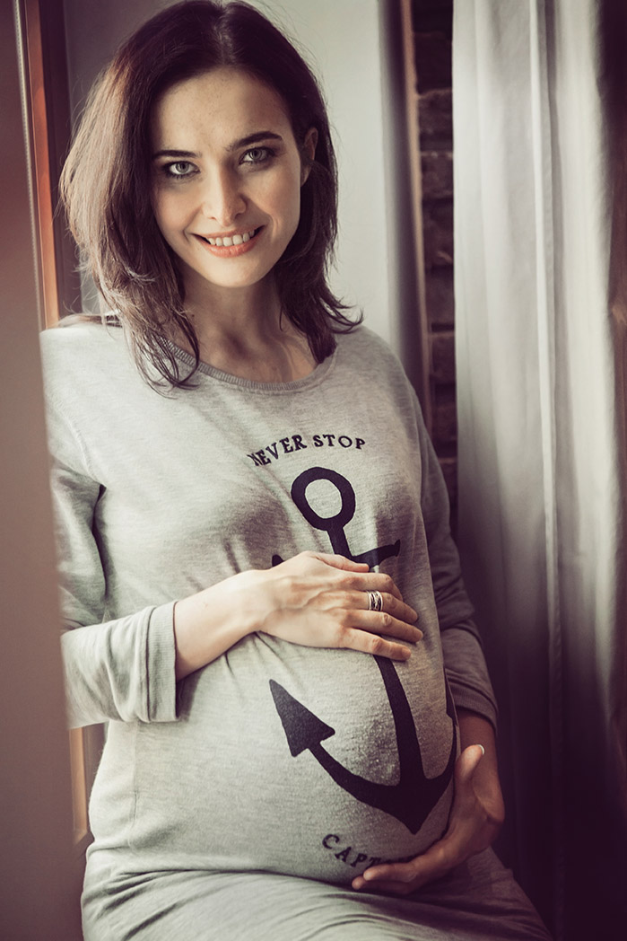 kobieta w ciąży przy oknie