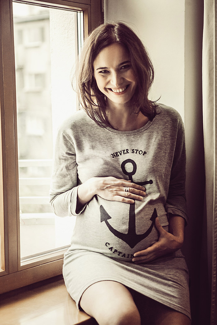 kobieta przy oknie - fotografia ciążowa